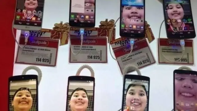 6 Aksi Nyeleneh Bocah saat di Counter HP, Seenaknya Sendiri