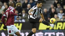 Striker Newcastle United, Callum Wilson mengontrol bola saat menghadapi West Ham United dalam laga Liga Inggris 2022/2023 di St James' Park, Newcastle (4/2/2023). Pemain berusia 30 tahun yang didatangkan dari Bournemouth pada awal musim 2020/2021 ini menjadi pemain Inggris dengan nilai pasar tertinggi keempat dalam skuad Newcastle United musim 2022/2023. Ia saat ini berbanderol 18 juta euro atau setara Rp293 miliar. (AFP/Oli Scarff)