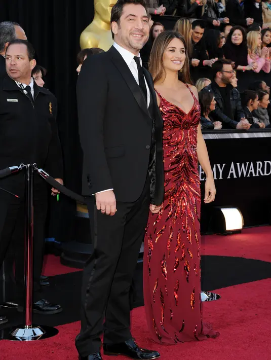 Cinta lokasi antara Penelope Cruz dan Javier Bardem berbuah saat syuting film ‘Vicky Christina Barcelona’. Keduanya merupakan selebriti peraih Oscar. (AFP/Bintang.com)