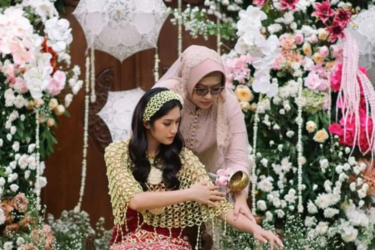 Momen haru pernikahan Ochi Rosdiana. (credit: instagram.com/thepotomoto)