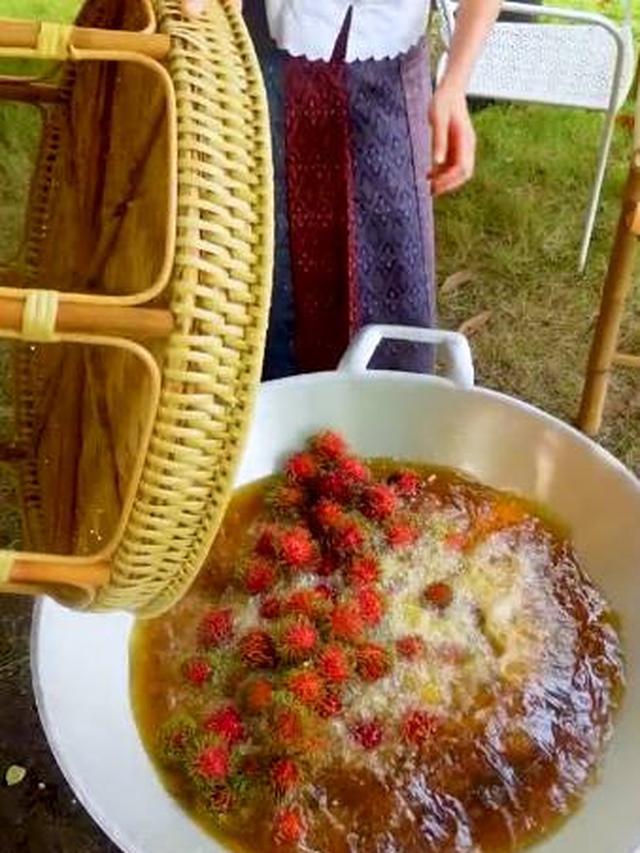 8 Potret Nyeleneh Orang Masak Buah, Ada Rambutan Goreng