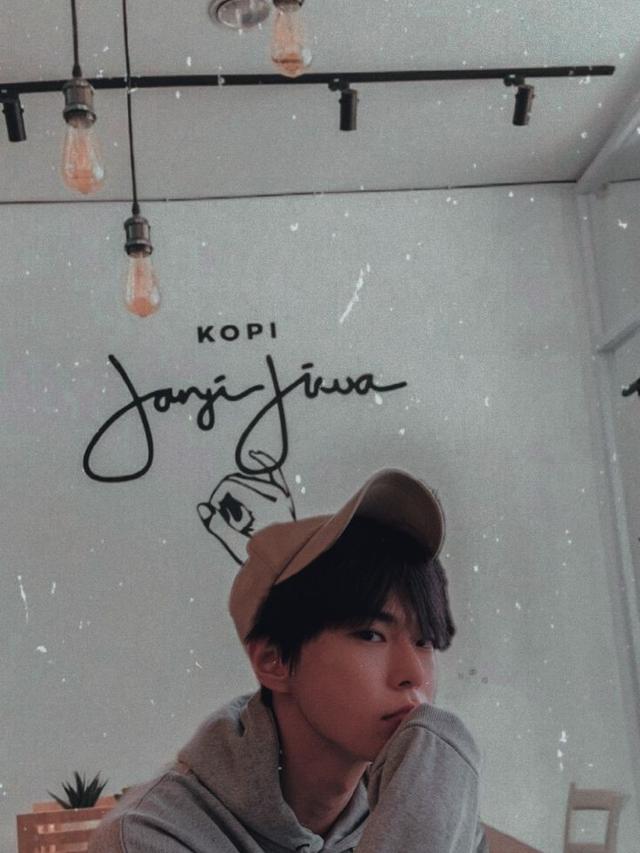 6 Editan Foto Idol K-Pop Lagi Nongkrong di Kafe Ini Bikin Halu