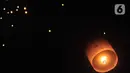 Lampion diterbangkan sebagai tanda puncak perayaan Tri Suci Waisak 2566 BE/2022 di Candi Borobudur, Magelang, Jawa Tegah, Senin (16/05/2022) malam. Setelah sempat ditiadakan selama pandemi, pelepasan ribuan lampion di Pelataran Candi Borobudur pada Waisak tahun ini kembali diselenggarakan. (merdeka.com/Iqbal S.Nugroho)