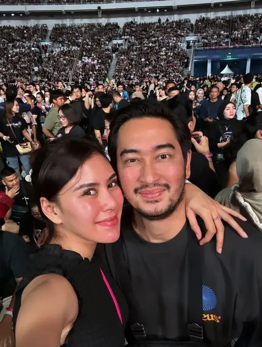 Syahnaz dan Ritchie Ismail juga hadir di konser Coldplay Jakarta. Keduanya kompak mengenakan pakaian serba hitamnya. [@ritchieismail]
