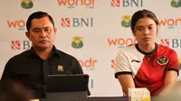 Pebulutangkis Indonesia, Gregoria Mariska Tunjung dalam konferensi pers Tim Ad Hoc Olimpiade 2024 Paris PBSI di Cipayung, Jakarta, Kamis (15/8/2024). (Bola.com/Abdul Aziz)