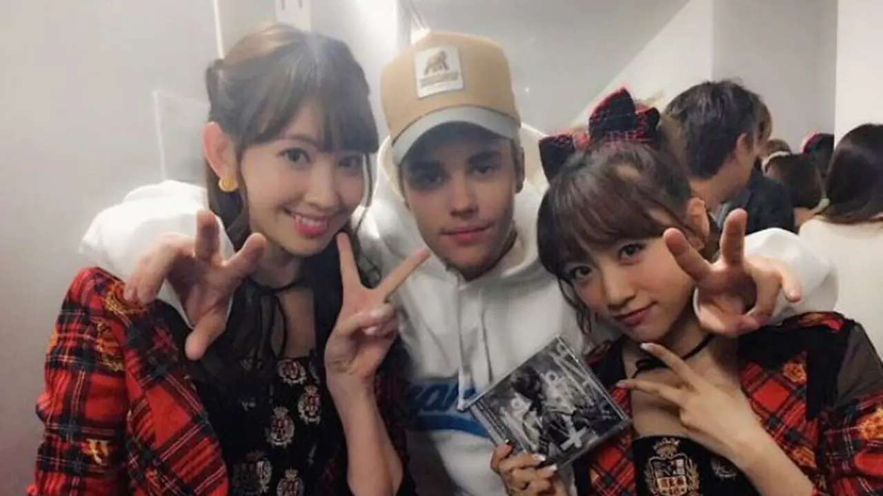 Foto Member AKB48 Dicium Justin Bieber Bikin Heboh Fans