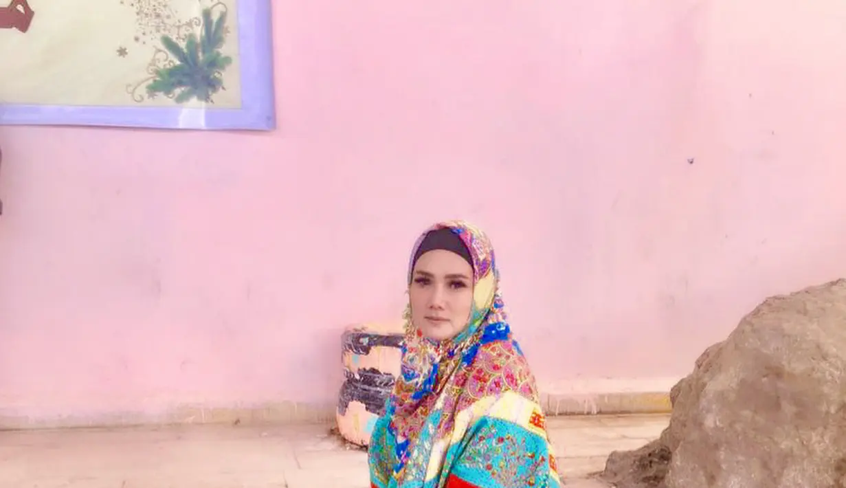 Pada hari pertama, Mulan Jameela terlihat cantik dengan gaun panjang dan hijab warna hitam. Pada hari kedua, Mulan cantik dengan hijab bermotif kembang dan gaun biru panjang dengan bawahan celana ketat. (Instagram/mulanjameela1)