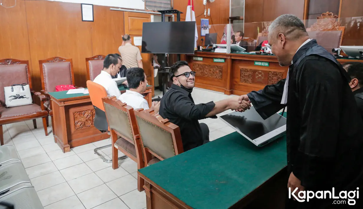 "Memerintahkan ketiga terdakwa penjara tujuh bulan penjara dipotong masa tahanan dan rehabilitasi," tambah Majelis Hakim. [Foto: KapanLagi.com/Muhammad Akrom Sukarya]