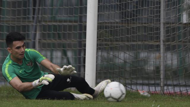 Kiper Timnas Indonesia U-22, Nadeo Argawinata, menangkap bola. (Bola.com/Vitalis Yogi Trisna)