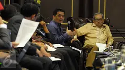Wakil Ketua Komisi II DPR RI, Riza Patria (kiri) memberikan paparan saat pertemuan konsultasi dengan Mahkamah Konstitusi  di Jakarta, Kamis (14/4). Pertemuan membahas RUU Pilkada serta evaluasi pelaksanaan Pilkada serentak 2015 (Liputan6.com/Helmi Afandi)