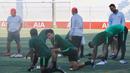 Para pemain Timnas Indonesia U-22 melakukan pemanasan saat latihan di Lapangan AIA, Phnom Penh, Kamis (21/2). Latihan ini persiapan jelang laga Piala AFF U-22 melawan Kamboja. (Bola.com/Zulfirdaus Harahap)
