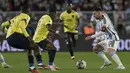 Aksi pemain Timnas Argentina, Lionel Messi (kanan), berusaha melewati hadangan pemain Ekuador dalam pertandingan Kualifikasi Piala Dunia 2026 zona CONMEBOL yang berlangsung di Mas Monumental stadium, Buenos Aires, Jumat (8/9/2023) pagi WIB. Laga ini berjalan sangat ketat. Ekuador lebih banyak bertahan dan mengandalkan serangan balik. Ekuador mampu meredam semua serangan Argentina sepanjang babak pertama. (AFP/Juan Mabromata)