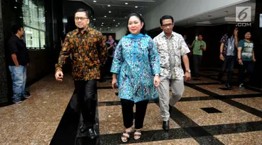 Wakil Ketua Dewan Pakar Partai Golkar, Siti Hediati Hariyadi (tengah) berjalan usai melakukan pertemuan dengan Ketua GMPG Ahmad Doli Kurnia (kiri) di Gedung Granadi, Jakarta, Jumat (11/8). (Liputan6.com/Helmi Fithriansyah)