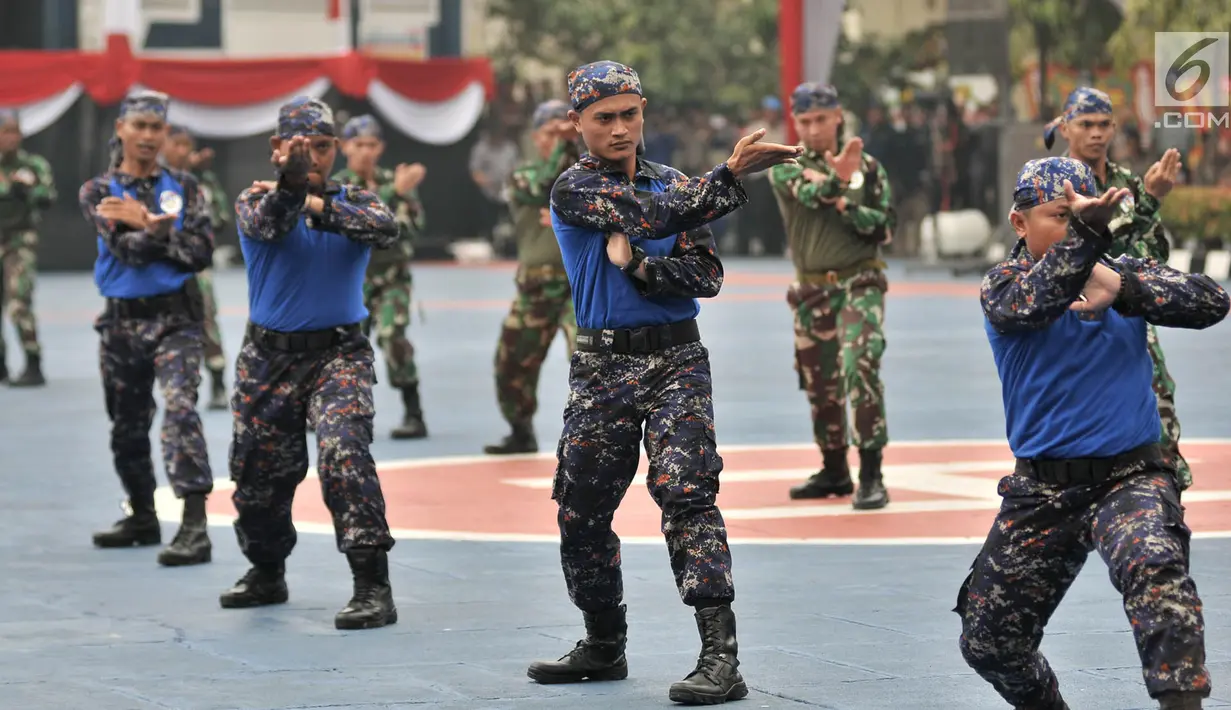 Anggota Kepolisian Air dan Udara (Polairud) melakukan atraksi saat perayaan HUT ke-68 Korpolairud di Mako Ditpolairud, Jakarta, Senin (3/12). Atraksi yang dipertontonkan seperti ketangkasan dan permainan musik. (Merdeka.com/Iqbal Nugroho)