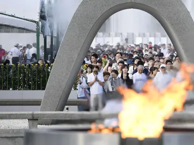 Warga Jepang menggelar doa bersama untuk memperingati 72 tahun tragedi bom Hiroshima di Peace Memorial Park di Hiroshima, Jepang (6/8). Jepang memperingati 72 tahun bom atom Hiroshima yang mengakhiri Perang Dunia Kedua. (Ryosuke Ozawa/Kyodo News via AP)