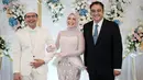 Satu jam sebelum acara akad nikah, baru diketahui kalau celana setelan mliki anak Sahrul Gunawan tertinggal di Jakarta. "1 JAM SEBELUM acara Akad, baru terdeteksi kalau Celana set dari Jas punya Paypay anak bungsu dari Aa , KETINGGALAN di Jakarta," lanjut Dine. [Instagram/dine.pearl]
