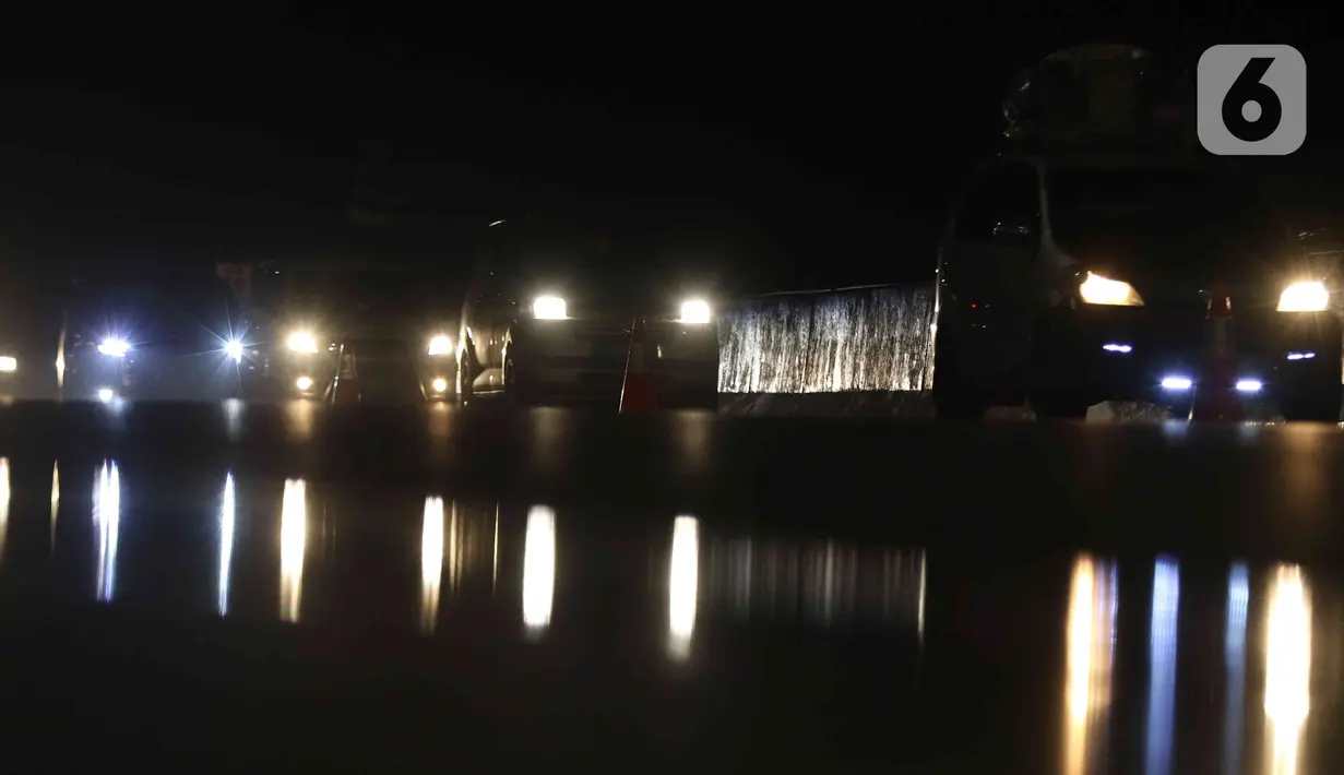<p>Sejumlah kendaraan melintas saat diberlakukan "Contra Flow" di Ruas tol Jakarta - Cikampek, Kamis (28/4/2022) dini hari. Contra Flow yang dimulai dari KM 47 tersebut sebagai langkah  untuk mengurangi kepadatan lalu lintas arus mudik Lebaran di ruas tol Jakarta - Cikampek arah Cikopo-Palimanan. (Liputan6.com/Herman Zakharia)</p>
