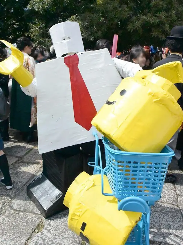8 Potret Kostum Kelulusan Mahasiswa di Universitas Kyoto Ini Curi Perhatian