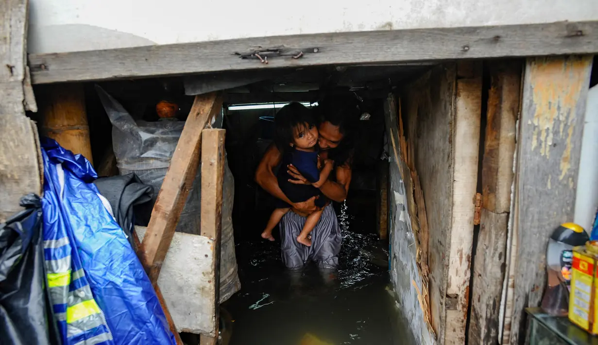 Ketinggan air banjir pesisir atau rob pada hari keempat ini sempat mencapai 1,3 meter. (merdeka.com/Arie Basuki)