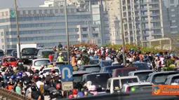 Seorang wanita paruh baya yang diduga mengalami stres memanjat menara sutet pada, Selasa (6/9). Ketika berada dipuncak menara wanita tersebut tidak hanya duduk-duduk tepi juga melakukan akrobatik.