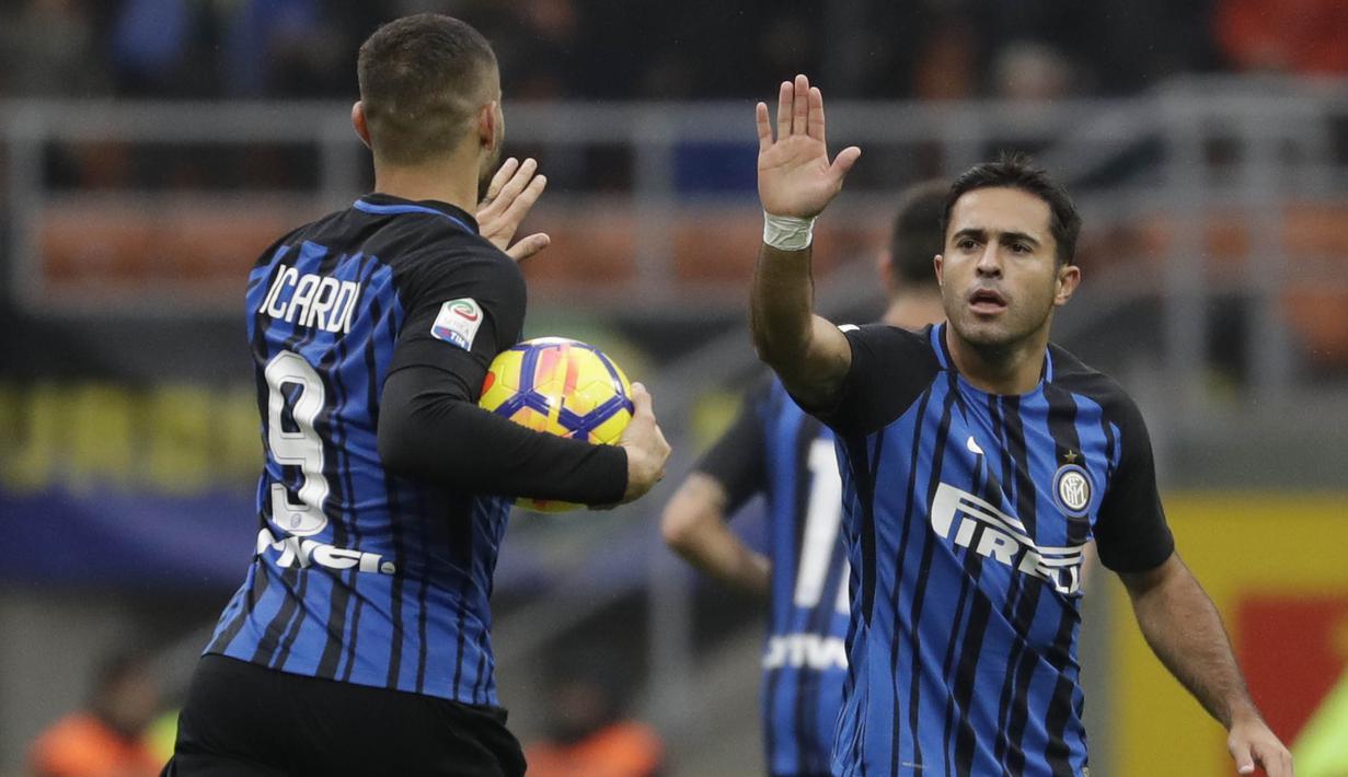 Striker Inter Milan, Eder, merayakan gol yang dicetaknya ke gawang Torino pada laga Serie A Italia di Stadion San Siro, Milan, Minggu (5/11/2017). Kedua klub bermain imbang 1-1. (AP/Luca Bruno)