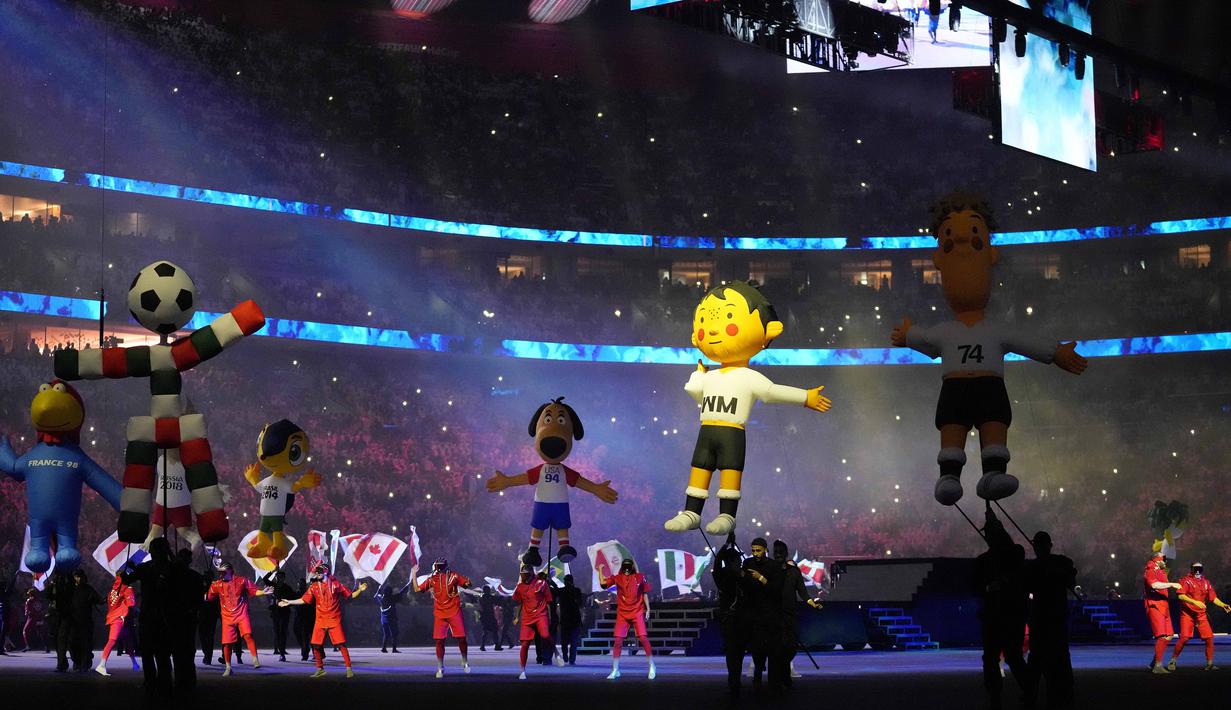 <p>Penampilan dari sejumlah penari saat upacara pembukaan Piala Dunia 2022 di Stadion Al-Bayt, Qatar, Minggu (20/11/2022).&nbsp;(AP Photo/Darko Bandic)</p>