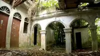 Potret rumah terbengkalai selama 30 tahun (Sumber: YouTube/Sang Penjelajah Amatir)