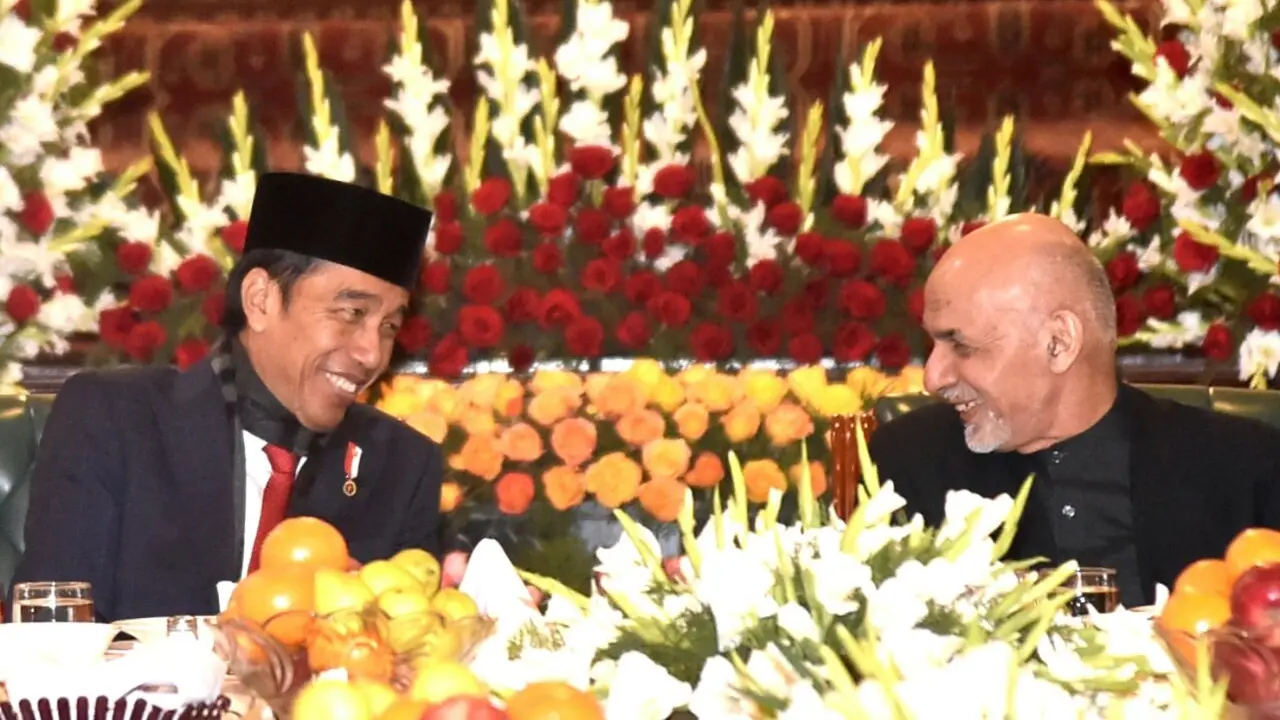 Presiden Joko Widodo dianugerai Medal of Ghazi Amanullah dari Presiden Afghanistan.