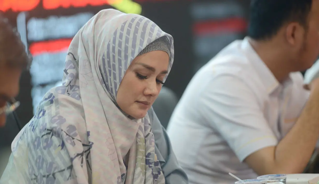 Mulan Jameela tampil menawan saat memakai hijab berwarna abu-abu kombinasi biru. Mulan tampak begitu cocok dengan gaya hiba simpelnya. Meski simpel tidak banyak accesoris tapi penampilan Mulan ini cukup membuat dirinya menuai banyak pujian (KapanLagi.com/Bayu Herdianto)