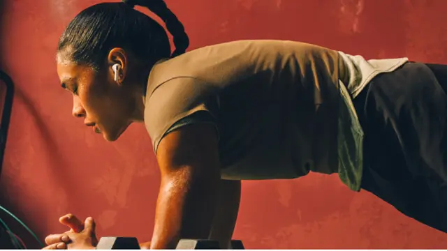 Mendengarkan musik lebih maksimal hingga memiliki fitur kesehatan di AirPods Pro 3. Dok. Apple