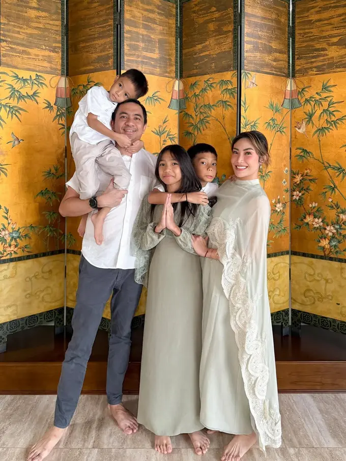 8 Gaya Kompak Keluarga Artis Pakai Baju Sarimbit saat Rayakan Idul Adha 2025, dari Bunga Citra Lestari hingga Ashanty