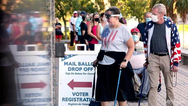 Antrean pemilih di Kantor Pengawas Pemilihan di Gedung Pengadilan Pinellas County, selama pemungutan suara awal pada 19 Oktober 2020, di Clearwater, Florida.