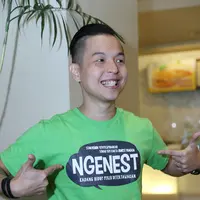 Dalam film ini, Ernest Prakasa menjadi pemain, penulis sekaligus sutradara. Debutnya di industri film terbilang masih anak bawang. Ia mengakui semua itu di luar ekspektasinya sebagai anak baru. (Nurwahyunan/Bintang.com)