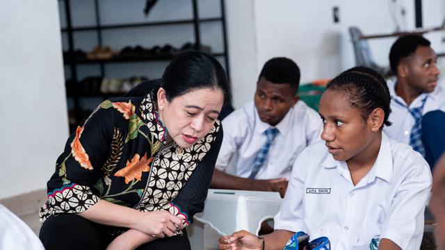 Puan Maharani Kunjungi Sekolah Bagi Anak Papua Pedalaman, Dengarkan Harapan Bisa Kembali Bangun Daerah