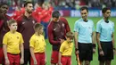 Bintang Portugal, Cristiano Ronaldo, memberikan tanda tangan kepada seorang anak sebelum laga semifinal Piala Konfederasi melawan Cile di Stadion Kazan Arena, Kazan, Rabu (28/6/2017). (EPA/Mario Cruz) 