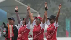 Pepanah Compound Putri Indonesia rayakan keberhasilan meraih emas usai menang atas China Taipei pada Test Event Asian Games 2018 di Lapangan Panahan, Jakarta (15/2/2018). Indonesia menang 220-211. (Bola.com/Nick Hanoatubun)