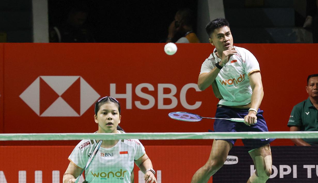 Di set kedua, laga berlanjut dengan ketat. Tampak daam foto, pebulu tangkis ganda campuran Indonesia, Jafar Hidayatullah/Felisha Pasaribu saat bertanding melawan Kristoffer Kolding/Mette Werge (Denmark) di babak 32 besar Indonesia Masters 2026 di Istora Gelora Bung Karno, Senayan, Jakarta, Rabu (21/1/2026) siang. (Bola.com/Abdul Aziz)