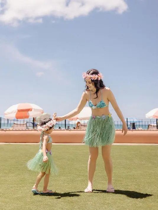 Penampilannya ini serasi dengan sang buah hati.  [Instagram/shandyaulia]