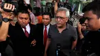 Musisi legendaris, Iwan Fals menyambangi gedung KPK, Jakarta, Senin (29/12/2014). (Liputan6.com/Miftahul Hayat)