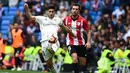 Aksi Marco Asensio pada laga lanjutan La Liga di pekan ke-33 yang berlangsung di Stadion Santiago Bernabeu, Madrid, Minggu (21/4). Real Madrid menang 3-0 atas Bilbao. (AFP/Gabriel Bouys)