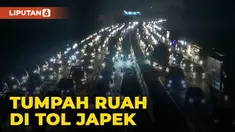 Dua ruas jalan tol Jakarta-Cikampek digunakan untuk arus balik ribuan mobil dari arah timur. Sabtu (7/5) dini hari serbuan arus balik di kedua jalur terpantau padat merayap!