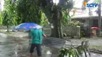 Warga terpaksa menutup sebagian badan jalan untuk mencegah jatuhnya korban dari pengguna jalan.