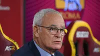Claudio Ranieri pada momen konferensi pers perkenalan sebagai pelatih AS Roma. (X/AS Roma)