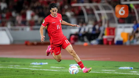 <p>Striker Timnas Indonesia, Rafael Struick, menguasai bola saat menghadapi Vietnam pada laga Grup F kualifikasi Piala Dunia 2026 Zona Asia di Stadion Utama Gelora Bung Karno (SUGBK), Senayan, Jakarta, Kamis (21/3/2024). (Bola.com/Bagaskara Lazuardi)</p>