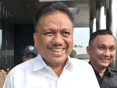 Gubernur Sulawesi Utara Olly Dondokambey keluar dari Gedung KPK usai menjalani pemeriksaan terkait kasus E-KTP, Jakarta, Selasa (4/7). (Liputan6.com/Helmi Afandi)