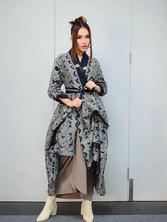 Lagi, penampilan Ayu Ting Ting bak putri Cina. Ia mengenakan outfit bersiluet kimono bernuansa abu-abu. Penampilannya disempurnakan dengan gaya rambut yang khas dan heels boots berwarna broken white. [Foto: Instagram/ayutingting92]
