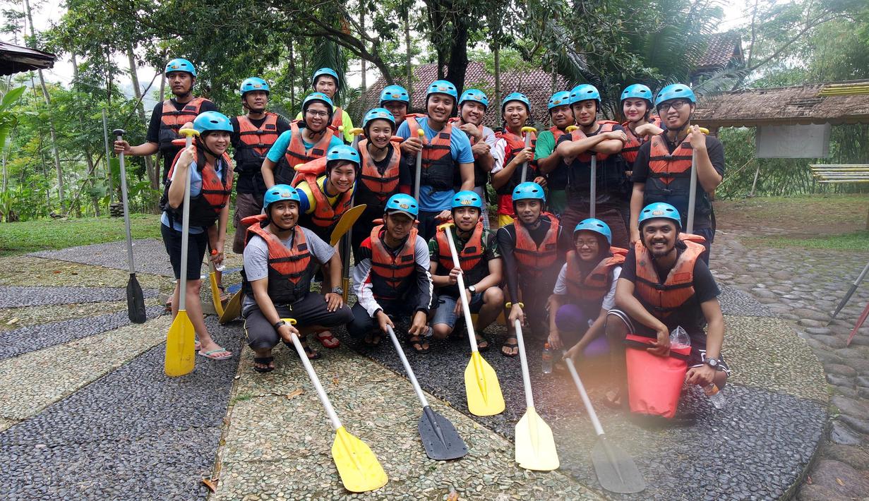 Krisshatta Luis Aveiro dan Hilda Vitria Khan berfoto bersama kru Bintang.com sebelum memulai arung jeram di Sungai Cicatih, Sukabumi, Sabtu (12/12/2015). (Bola.com/Arief Bagus)