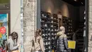 Orang-orang menunggu giliran untuk memasuki toko di Lille, Prancis utara, (11/5/2020). Prancis mulai melonggarkan pembatasan pergerakan mulai Senin (11/5) melalui "proses yang sangat bertahap" yang akan berlangsung selama beberapa pekan. (Xinhua/Sebastien Courdji)