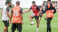 Pemain Persija Jakarta, Rizky Ridho melakukan latihan resmi menjelang laga BRI Super League 2025/2026 melawan Persijap Jepara di Stadion Madya, Senayan, Jakarta, Jumat (02/01/2026). (Bola.com/Abdul Aziz)