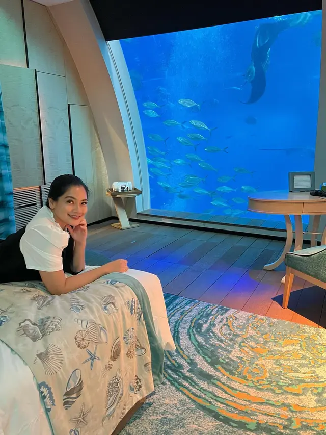 Menginap di Bawah Air, ini 7 Potret Liburan Titi Kamal dan Keluarga ke Singapura